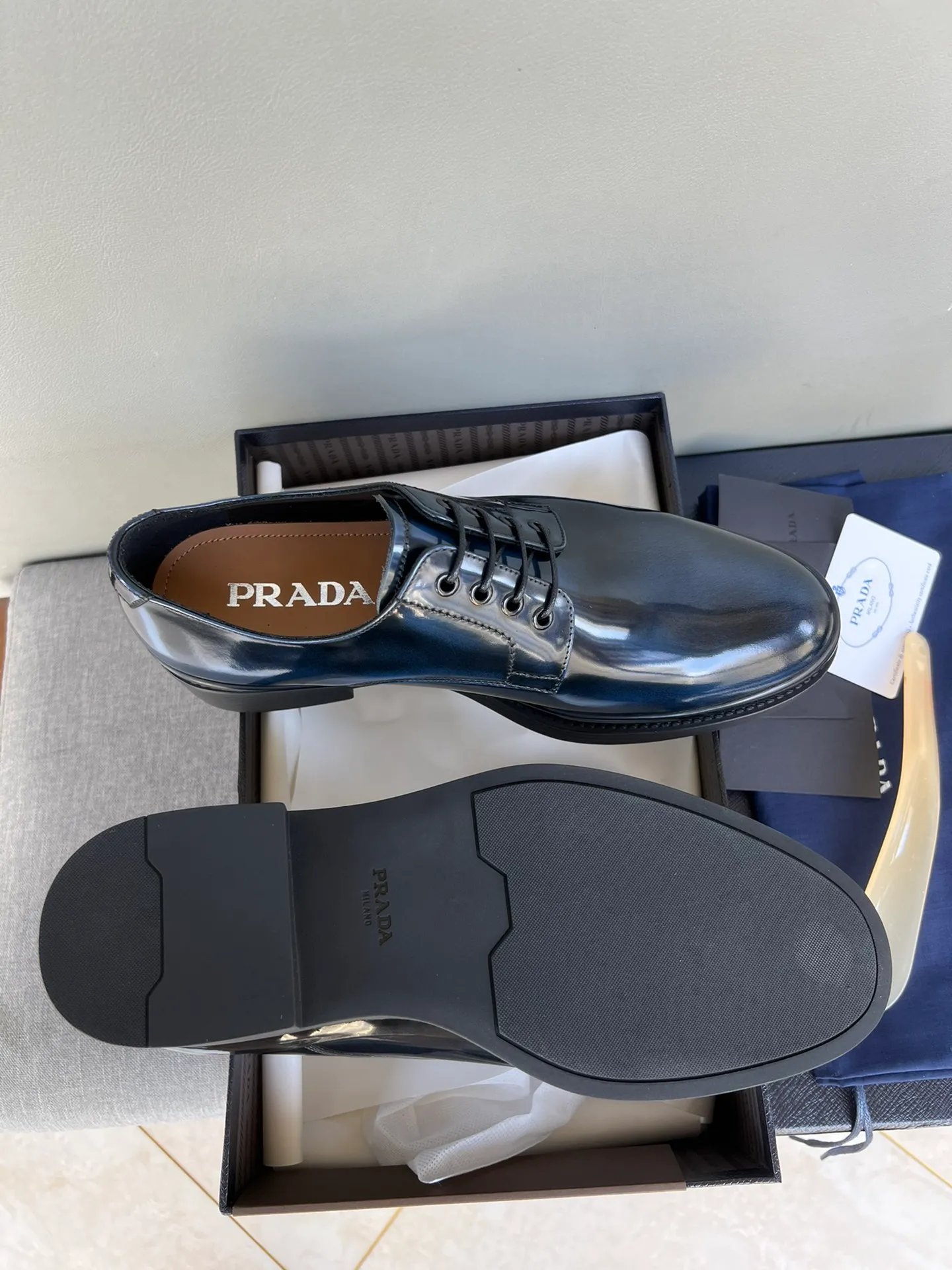 Men's shoes 💰860 💰Best recommendation✨PRADA Prada top purchasing quality imported upper with color-brushed edge beads carved toe design cowhide lining private molded TPU outsole non-slip, wear-resistant and elastic fashionable and versatile burgundy black blue 39-44 in stock (38, 45 customized for replacement, return and exchange)